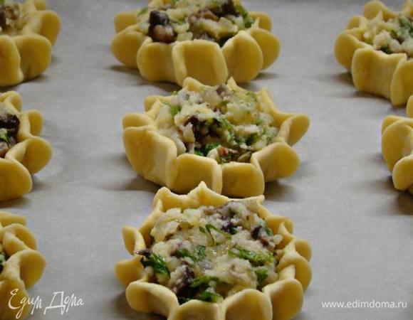 Тесто разделить на одинаковые кусочки. Раскатать в лепешки диаметром 10 см. В серединку каждой лепешки положить начинку. Края шанежек защипнуть по кругу. Шанежки смазать взбитым яйцом и запечь в разогретой до 180°C духовке минут 25–30 до румяного цвета.