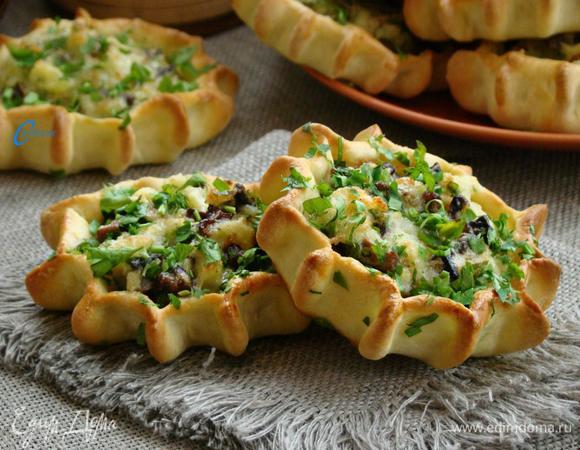 Готовые шанежки полить растопленным сливочным маслом и по желанию, посыпать рубленной зеленью. Горячие шанежки, с пылу-жару ну очень хороши!