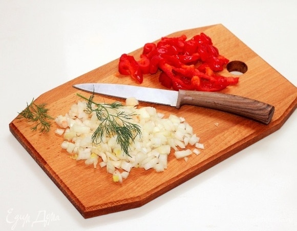 Очищенные овощи: лук (80 г) и сладкий перец (80 г), нарезаем кубиками.