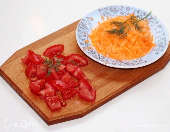 Натираем на крупной терке морковь (80 г). Помидор нарезаем дольками (150 г).