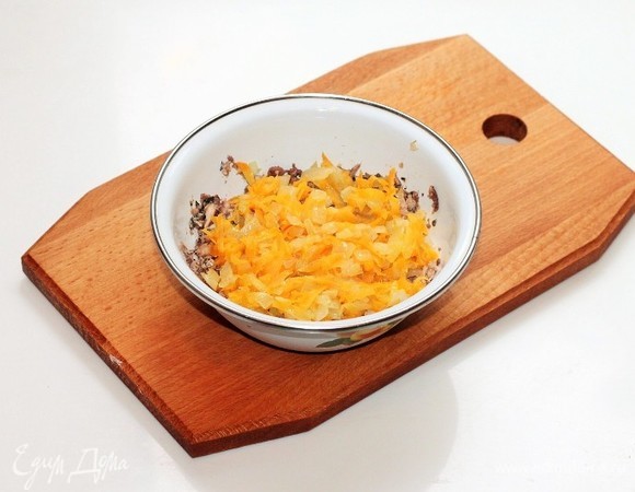 Добавляем к рыбке половину пассеровки.