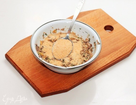 Затем добавляем по 1 ст. ложке панировочные сухари (3–4 ст. л.). Масса должна быть плотной.