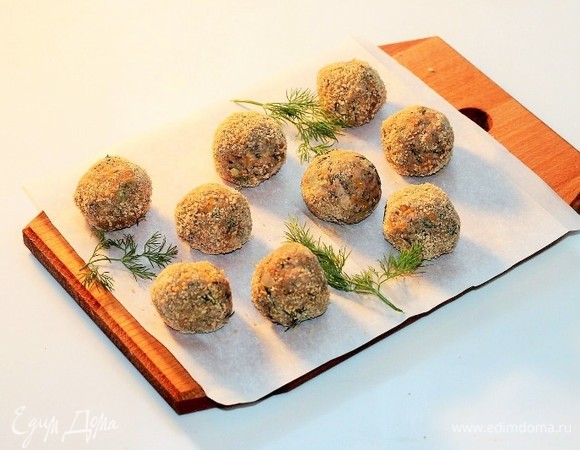 Формируем фрикадельки, размером с большой грецкий орех. Немного обваливаем в панировочных сухарях (1 ст. л.).