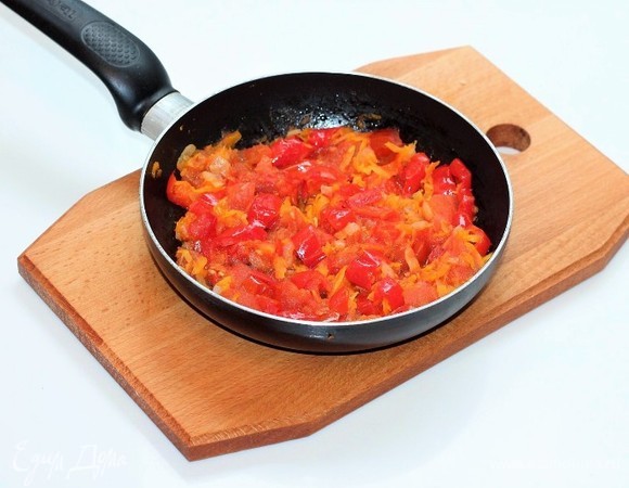 В сковороду с оставшейся пассеровкой (1/2 часть), добавляем сладкий перец и помидор, тушим до мягкости овощей (от 3–5 минут).