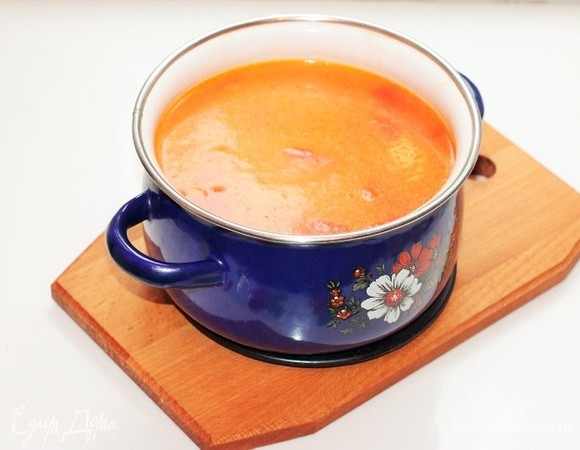 В отваренный до полуготовности рис, добавляем оставшуюся воду (1 литр) и доводим до кипения. В кипящую воду отправляем пассеровку, лавровый лист, перец горошком и рыбные фрикадельки.