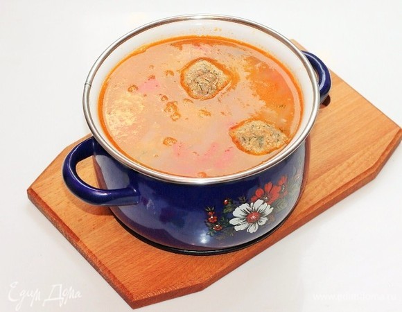 Солим и варим на медленном огне до готовности риса, минут 5.