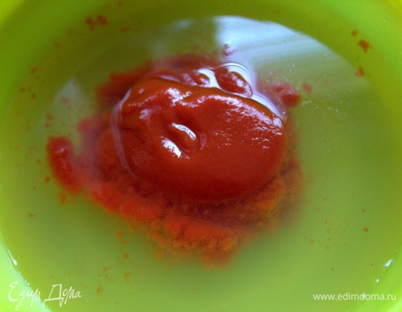 Я за основу взяла теплую сыворотку от брынзы и поэтому соль не добавляла. В оригинале — теплая вода.