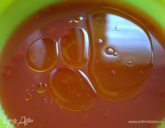 Развести томатную пасту и масло.