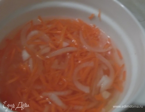 Морковь натереть на корейской терке. Лук нарезать полукольцами. Посолить, залить кипятком, добавить уксус. Оставить настояться в течении 1 часа накрыв крышкой.