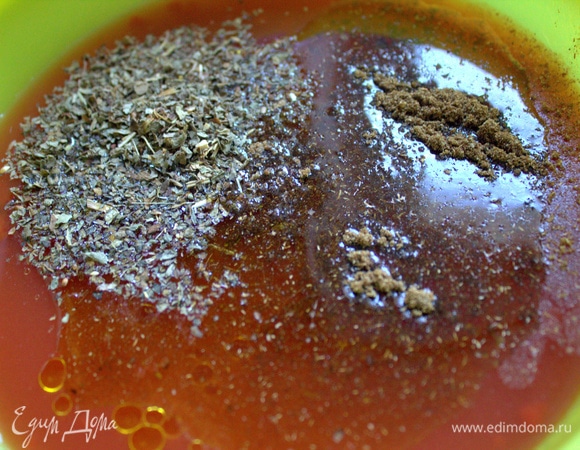 Всыпать базилик (еще можно орегано) и от меня молотая смесь из тмина, кунжута, укропа 2 ч. л.