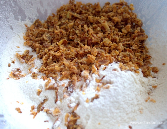 Вот такой лук я использовала, готовый, продается в отделах восточной кухни. В оригинале обжарить обычный и чеснок.