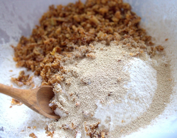 Сухие дрожжи и лук смешиваем с мукой.