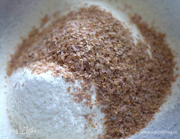 Отруби тоже. Я всегда их в любой хлеб добавляю. Я отмеряла муку партиями.
