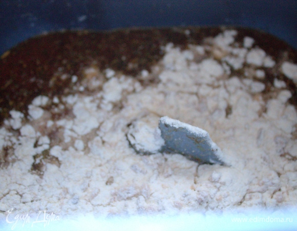 В хлебопечку влить жидкий состав.