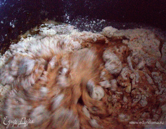 Включить программу «Выпекания», я нажала среднюю на 2 часа 17 минут. У автора 3 часа.