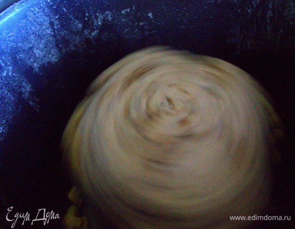 Еще оставалась кукуруза, всыпала тоже, она здесь уместна.