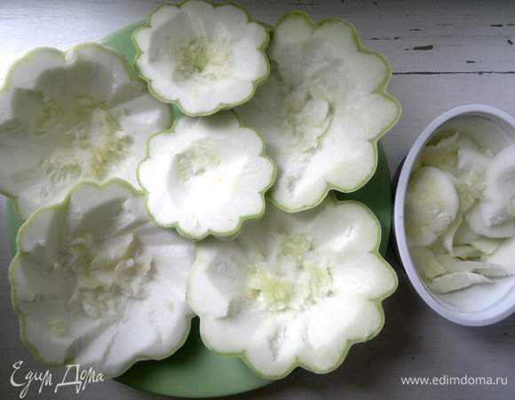 Если у патиссонов семена старые, то удалить их. Вырезать часть мякоти, чтобы получились «тарелочки».