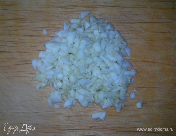 Выбранную мякоть патиссонов мелко нарезать.