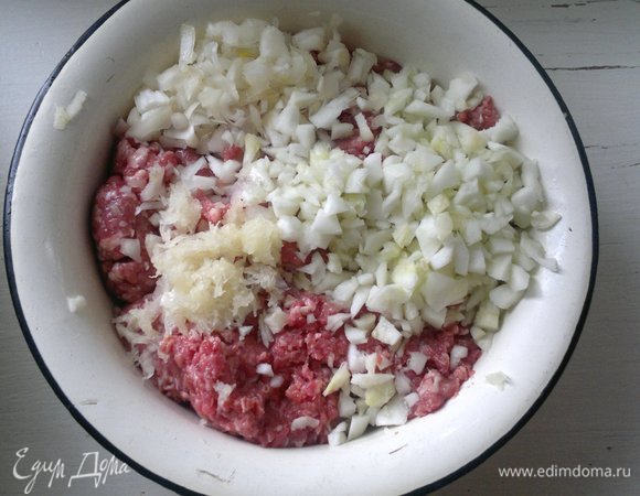 К фаршу добавить нарезанные лук и мякоть патиссонов, измельченный чеснок.