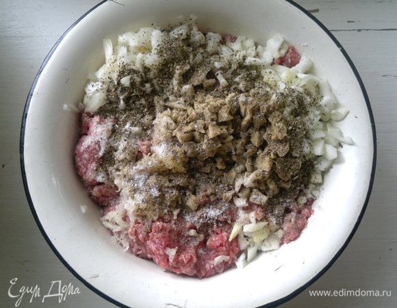 Добавить к фаршу соль, перец, сушеный базилик, перемешать.