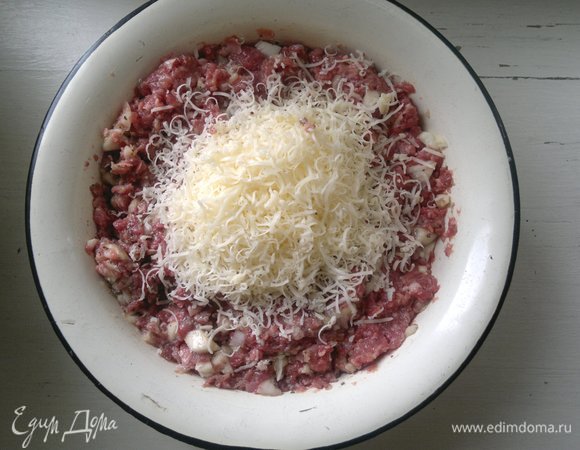 Сыр натереть на мелкой терке, добавить к фаршу и еще раз перемешать.