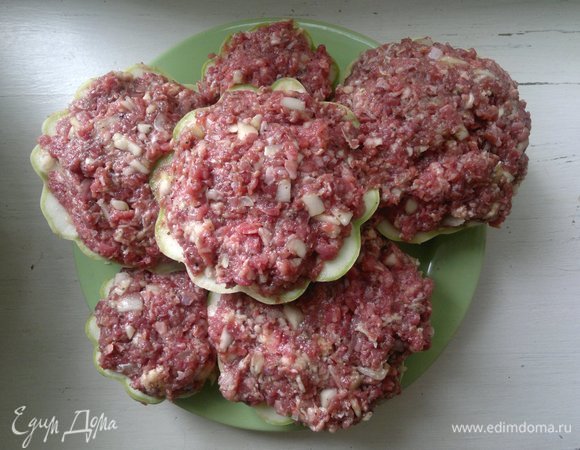 Половинки патиссонов наполнить начинкой. У меня патиссоны неодинакового размера — один очень маленький, поэтому начинку положила с небольшой горкой.