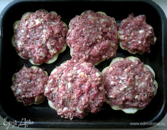 Форму смазать растительным маслом, выложить начиненные патиссоны.