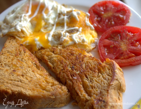 Как вам такой завтрак? Макать хлебушек в желток.