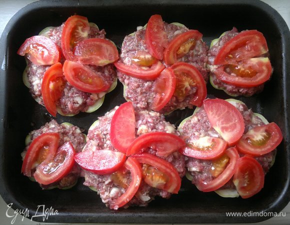 Выложить дольки помидоров на начинку.