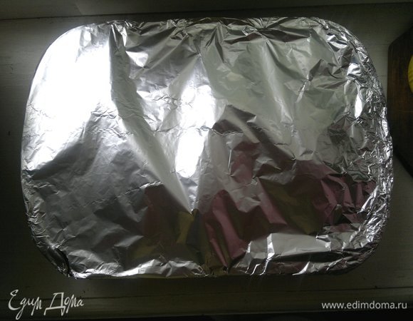 Закрыть форму фольгой и поставить в духовку, разогретую до 180°C на 45–50 минут.