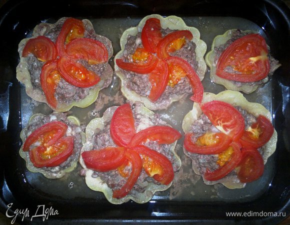 По истечении времени фольгу аккуратно снять и поставить форму с патиссонами в духовку еще на 7–10 минут. В форме образуется бульон, который можно использовать как добавку при приготовлении первых блюд.