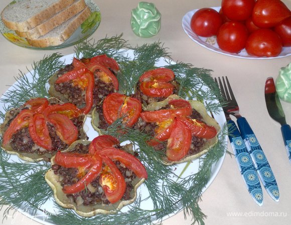 Вкусное блюдо из патиссонов готово! Выложить патиссоны с фаршем и помидорами на блюдо, украсить любой зеленью. Угощайтесь! Приятного аппетита!