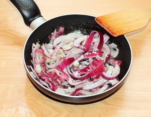 На разогретом растительном масле (2 ст. л.) обжариваем до прозрачности лук.
