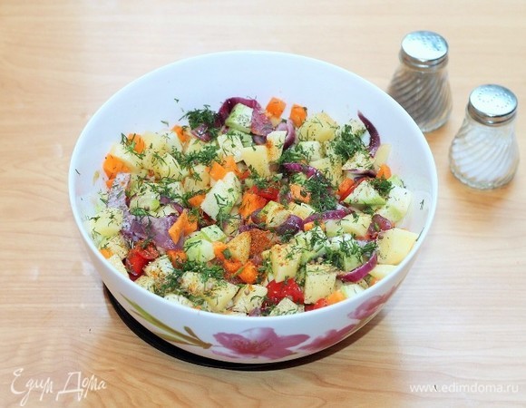 В большую миску выкладываем обжаренный лук, порезанные овощи и мелко порубленный укроп. Добавляем пряности: кориандр, смесь перцев, смесь трав для овощей, раскрошенный (руками) лавровый лист, чеснок и соль, перемешиваем.