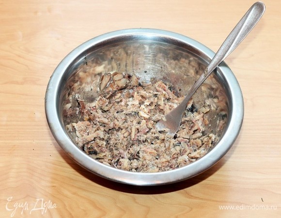 Выкладываем кусочки шпрот без масла и хвостиков в миску и разминаем вилкой. А шпротное масло, я люблю с кусочком черного хлеба и свежим огурчиком. Вкусно!