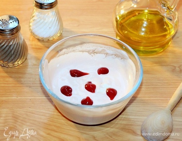 Приготовим соус. Смешиваем сметану с кетчупом и растительным маслом. Добавляем соль и перец.