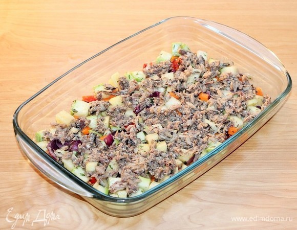 Затем измельченную рыбку.