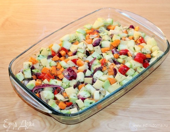 Поверх рыбы, раскладываем вторую часть овощей.