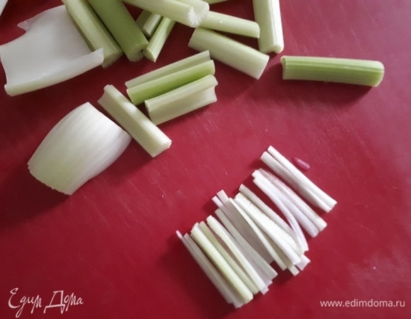 Стебли сельдерея нарезать очень тонкой соломкой вдоль волокон.
