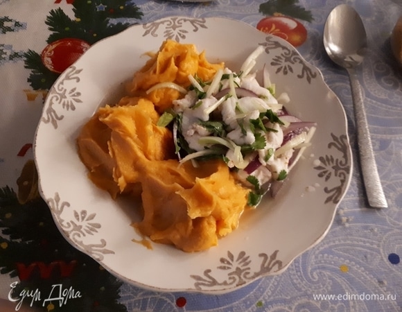 Когда рыба замариновалась, добавить к ней лук, сельдерей и измельченную кинзу. Сервировать в глубоких тарелках с пюре из батата.