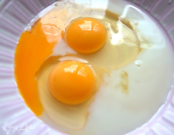 В яйца влить молоко (или обойтись без него).