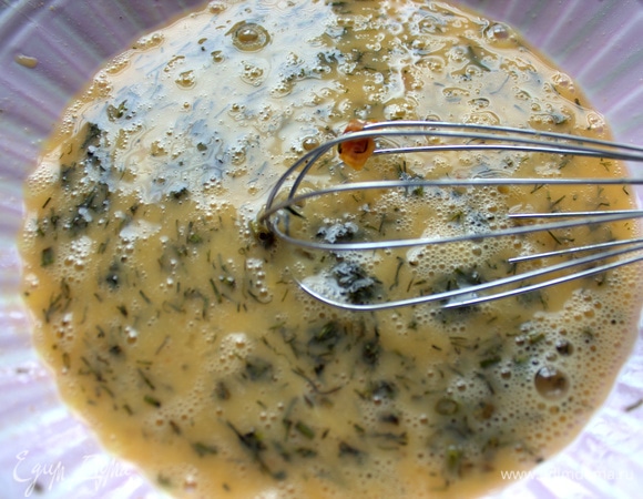 Немного томатной пасты и соль, перец. Взбить.