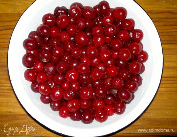 Вишню вымыть, обсушить на бумажном полотенце.