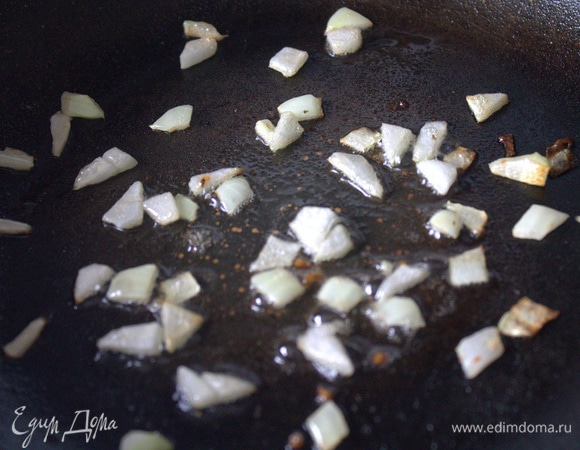 Чуть обжарить лук или чеснок (его потом убрать).