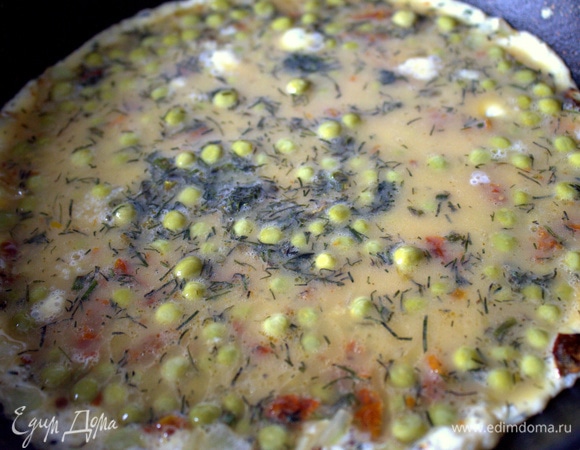 В лук влить омлетную массу.