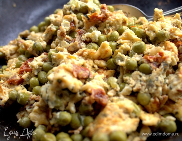 Берем ложкой омлет со сковороды.