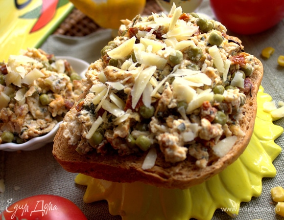 Подаем в теплом виде. Можно разогреть, чтобы сыр подплавился.