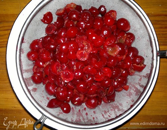 Из вишен удалить косточки. Выложить вишни на сито, подставив миску для сбора сока.