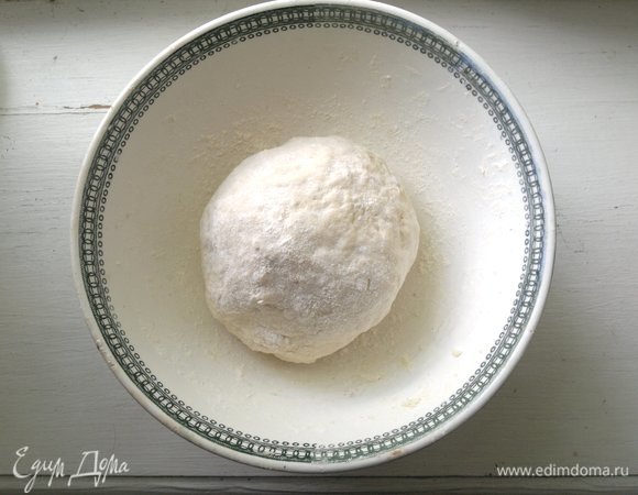 Тесто собрать в шар, накрыть чашу пищевой пленкой и поставить в холодильник на 1 час.