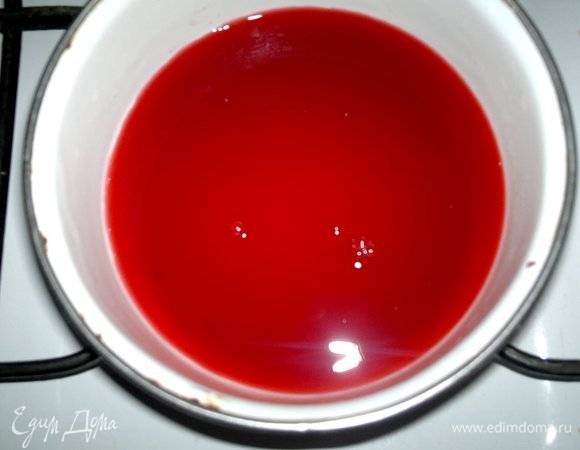 Полученный после стекания вишен сок прокипятить и остудить.